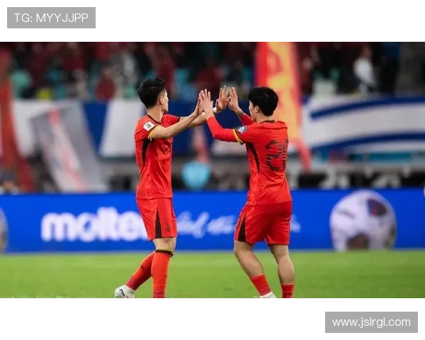 中国足球队迎战强敌,备战世界杯预选赛全力以赴,主力球员状态火热 中国足球队迎战强敌,备战世界杯预选赛全力以赴,主力球员状态火热