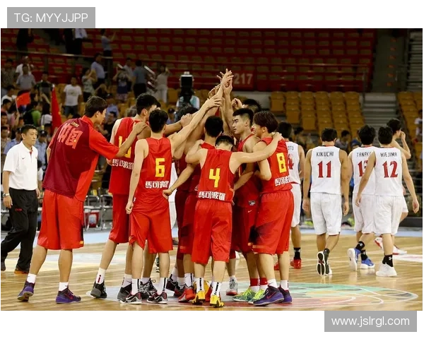 中国男篮迎战澳大利亚力争晋级世界杯四强全力拼搏展示团队精神