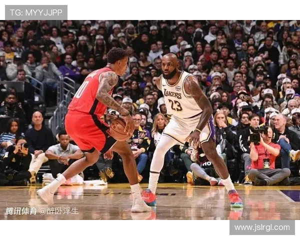 詹姆斯率湖人冲击季后赛格局重塑联盟争冠悬念新老巨星对决引发球迷热议
